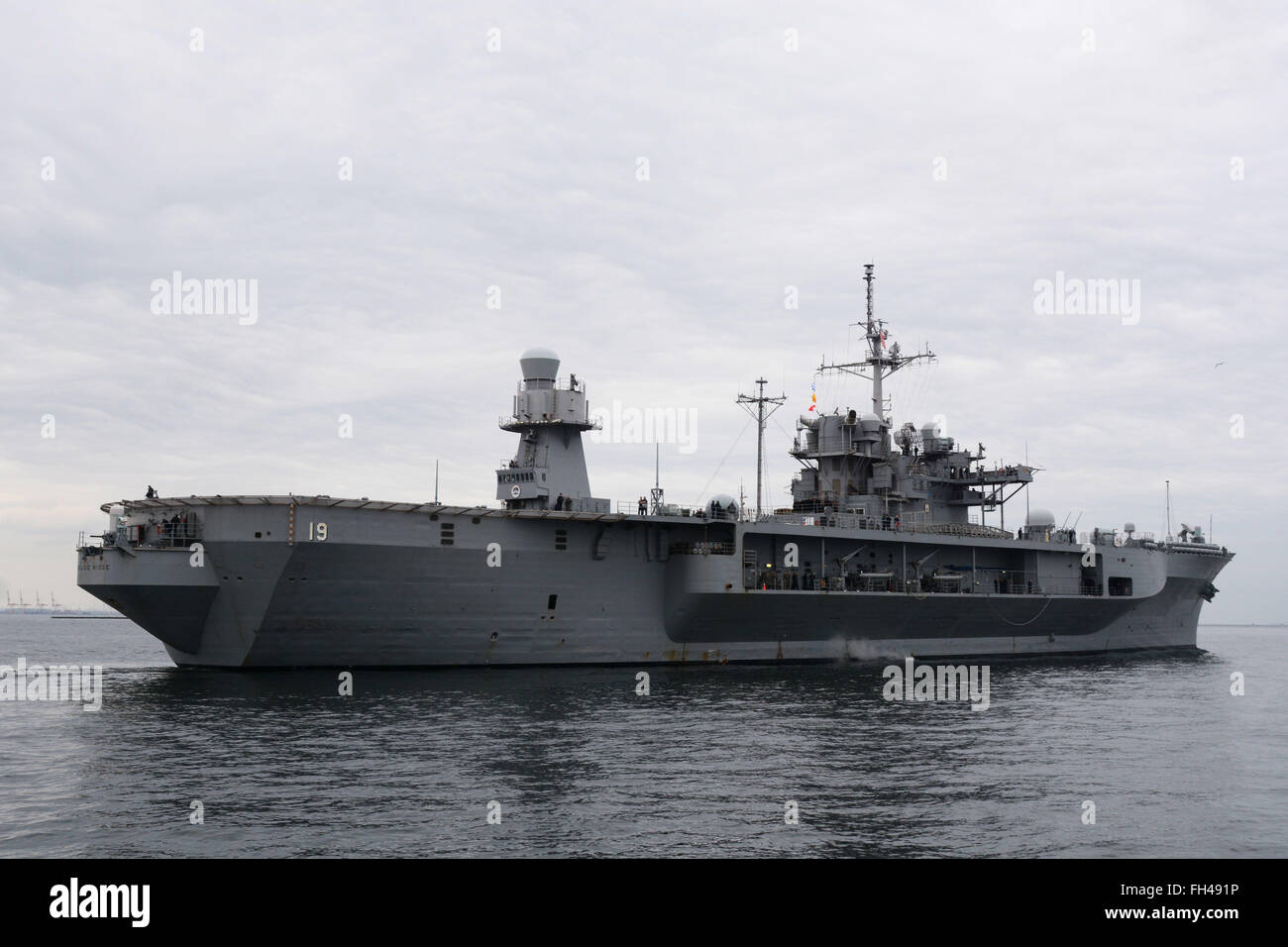 YOKOSUKA, Japan (22. Februar 2016) – fährt das 7. amphibische Flottenkommando Schiff USS Blue Ridge (LCC-19) auf seiner Frühjahr 2016 Patrouille Zyklus der 7. Flotte Einsatzgebiet nach Abschluss einer sechsmonatigen ausgewählte eingeschränkte Verfügbarkeit Mindestreserve-Erfüllungsperiode. Stockfoto