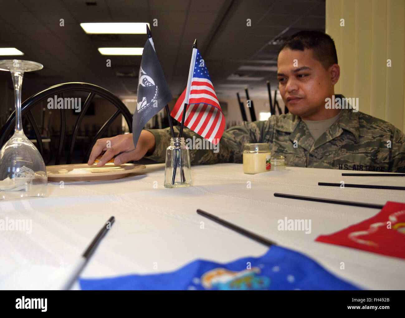 Senior Airman Alan Phe vom 111th Force Support Squadron Service Flight stellt einen POW/MIA-Tisch auf der Horsham Air Guard Station in Pennsylvania auf. Diese Tabelle, die gefallene Soldaten repräsentiert, war zuvor nicht in der Installation ausgestellt. Stockfoto