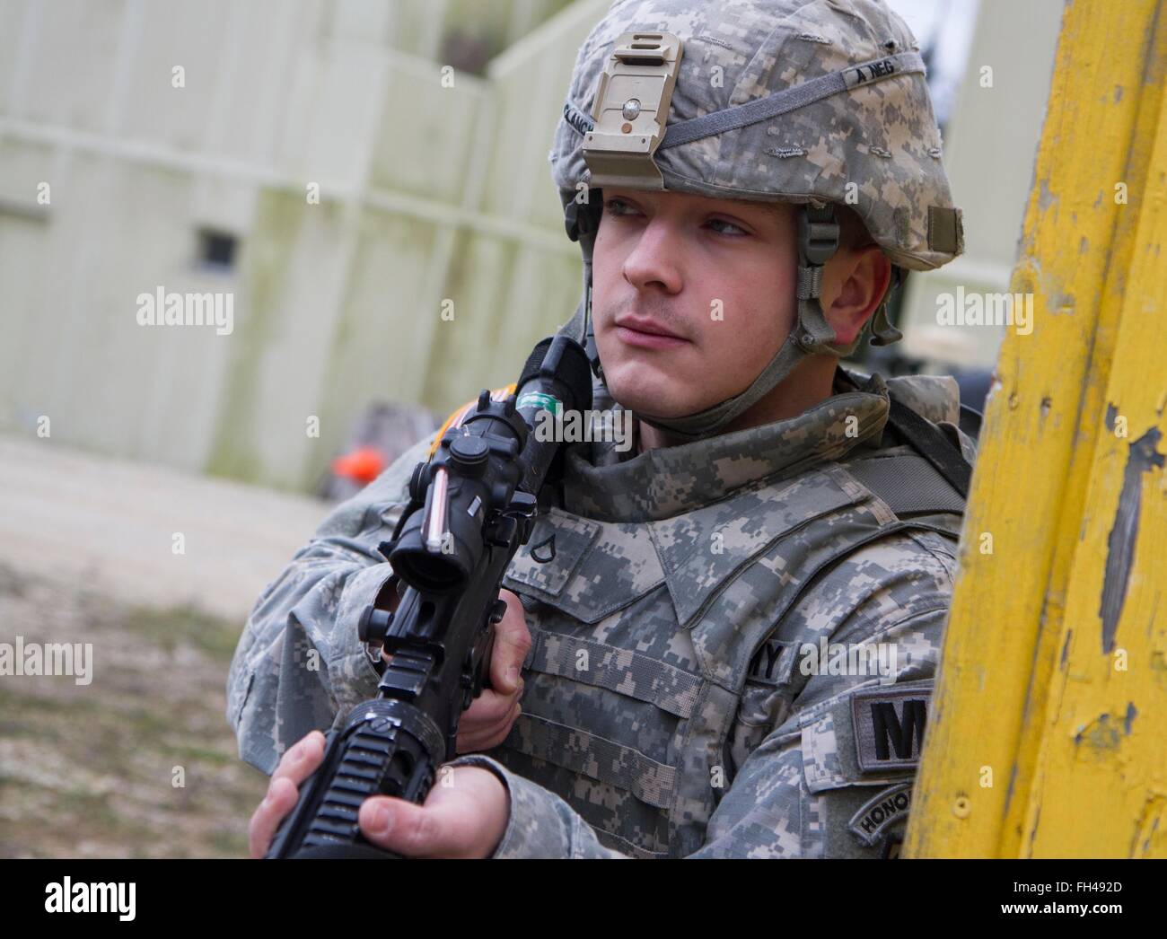 US Army Pfc. Colin Clancy, ein Militärpolizist, 527th Military Police Company, 18. MP Brigade zugewiesen zieht Sicherheit, während sein Team auf eine aktiv-Shooter Szenario während einer Mission Übung auf der Joint Multinational Readiness Center in Hohenfels, Deutschland, 22 Februar reagiert. Clancy, gebürtig in Syracuse, NY, ist Ausbildung bei JMRC in Vorbereitung für friedensunterstützende Operationen im Kosovo. Stockfoto