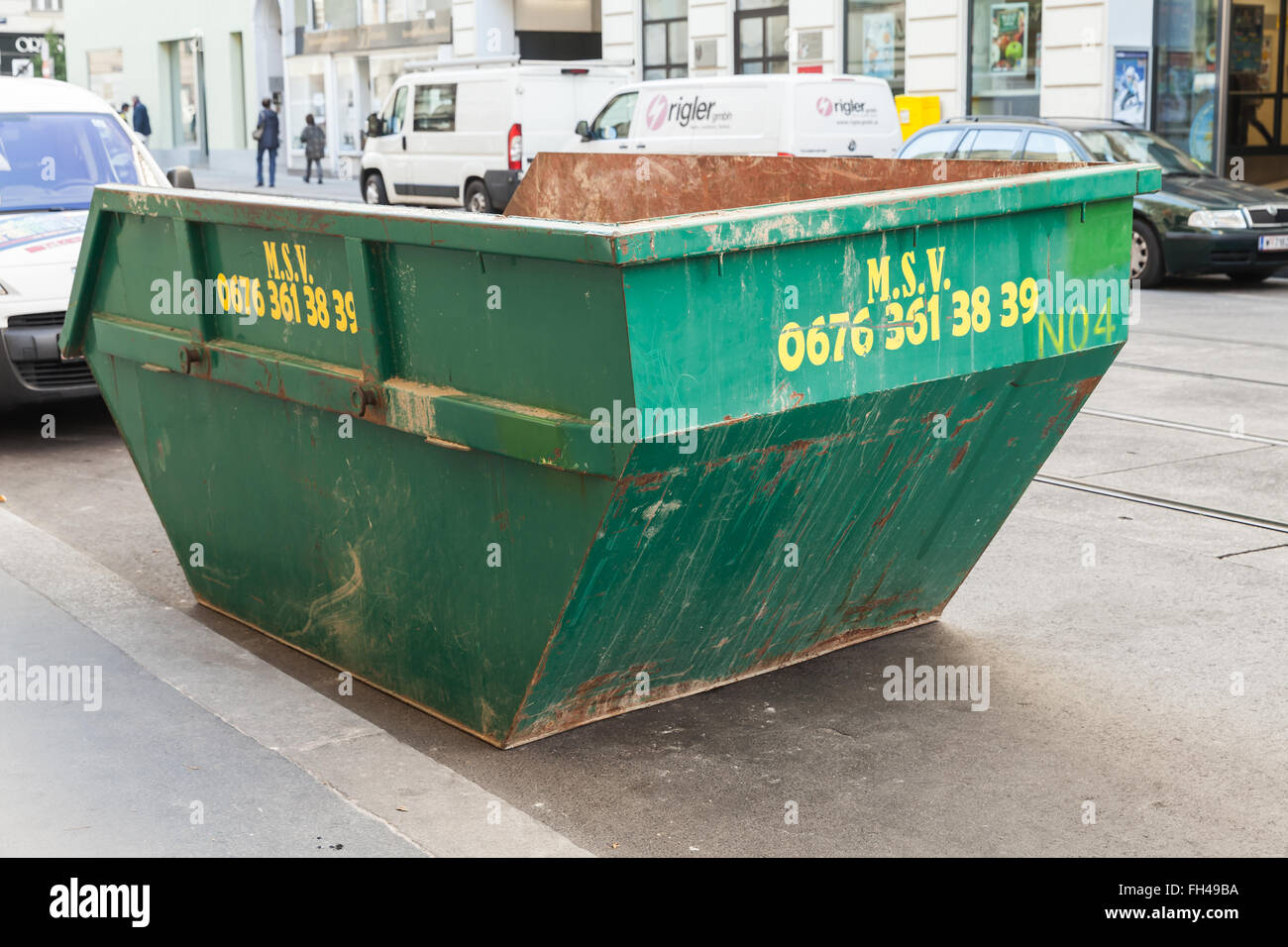 Wien, Österreich - 2. November 2015: Große grüne Abfallbehälter steht auf einer Straße in der Stadt Stockfoto
