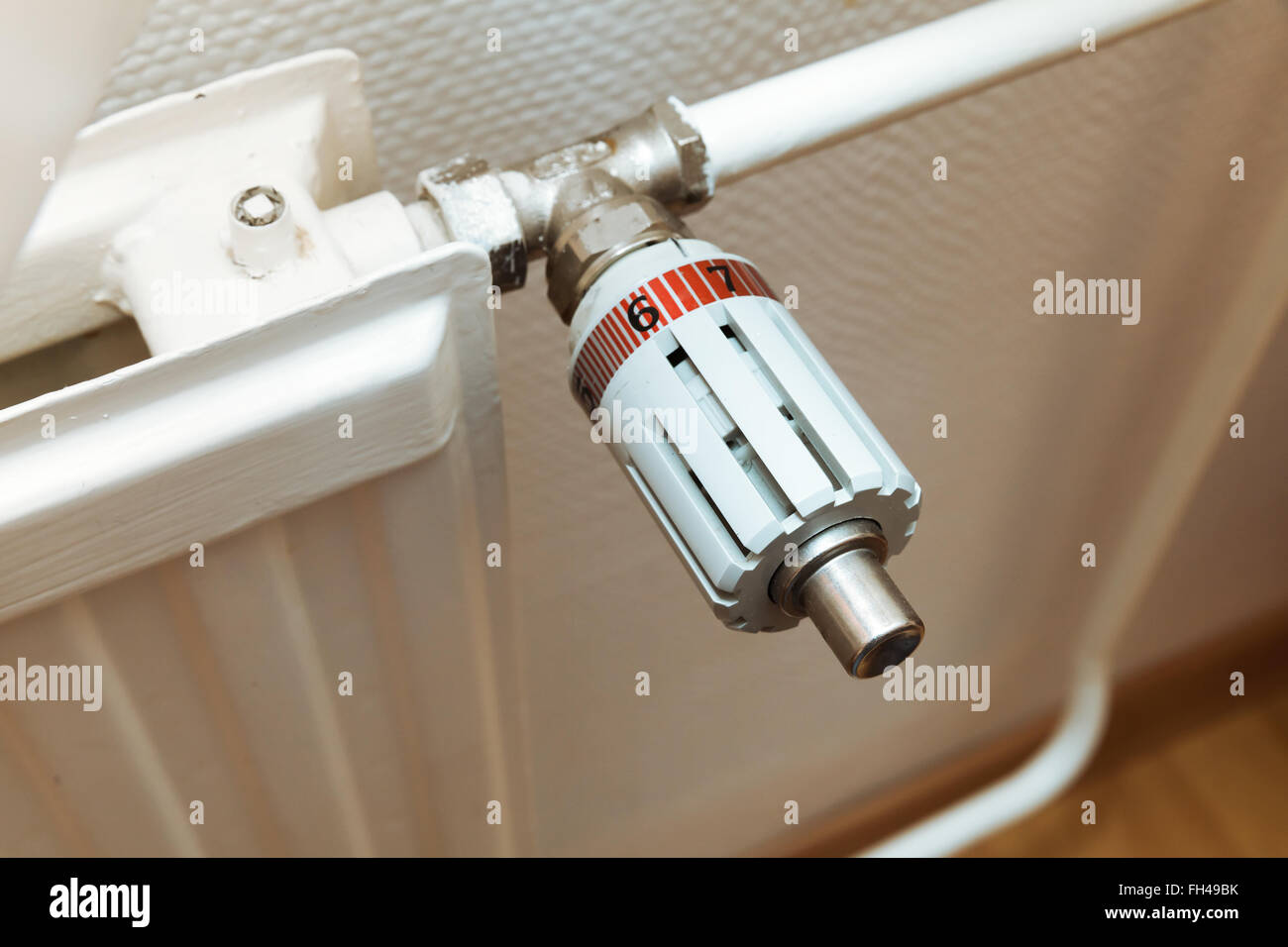Kontrolle auf einem Heizkörper zu heizen. Moderne Haustechnik Heizung Stockfoto Kontrolle auf einem Heizkörper zu heizen. Moderne Haustechnik Heizung Stockfoto