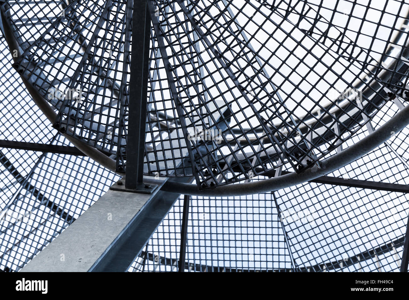 Abstrakte Industrieerfahrung, Stahlspirale Leiter Fragment, blau getönten Foto Stockfoto