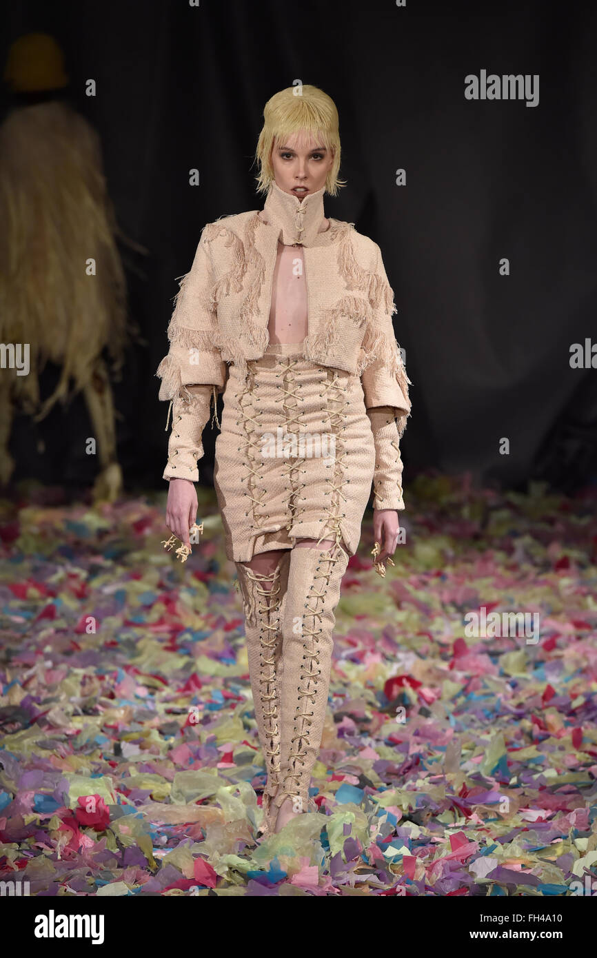 London, UK. 22. Februar 2016. Vin & Omi präsentieren ihre aktuelle Kollektion während der London Fashion Woche AW16 am Royal College of Geburtshelfer und Gynäkologen (RCOG) mit Schauspielerin Jane Horrocks Credit: Alan West/Alamy Live News Stockfoto