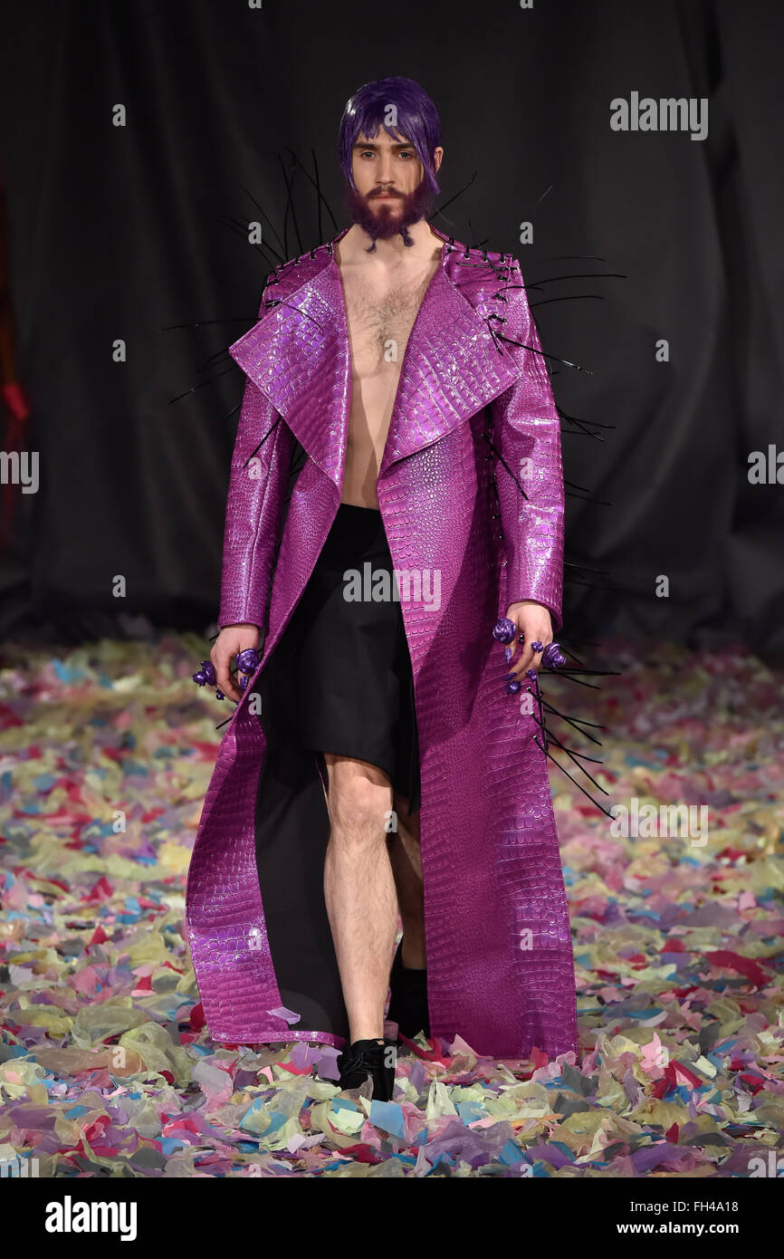 London, UK. 22. Februar 2016. Vin & Omi präsentieren ihre aktuelle Kollektion während der London Fashion Woche AW16 am Royal College of Geburtshelfer und Gynäkologen (RCOG) mit Schauspielerin Jane Horrocks Credit: Alan West/Alamy Live News Stockfoto