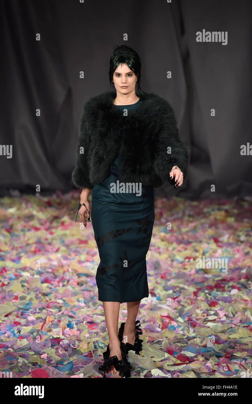 London, UK. 22. Februar 2016. Vin & Omi präsentieren ihre aktuelle Kollektion während der London Fashion Woche AW16 am Royal College of Geburtshelfer und Gynäkologen (RCOG) mit Schauspielerin Jane Horrocks Credit: Alan West/Alamy Live News Stockfoto