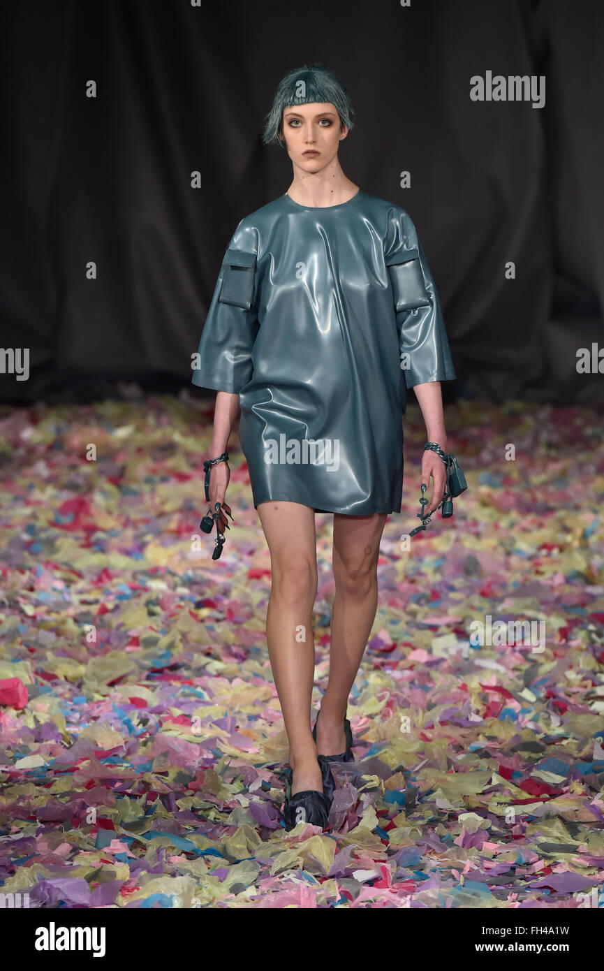 London, UK. 22. Februar 2016. Vin & Omi präsentieren ihre aktuelle Kollektion während der London Fashion Woche AW16 am Royal College of Geburtshelfer und Gynäkologen (RCOG) mit Schauspielerin Jane Horrocks Credit: Alan West/Alamy Live News Stockfoto