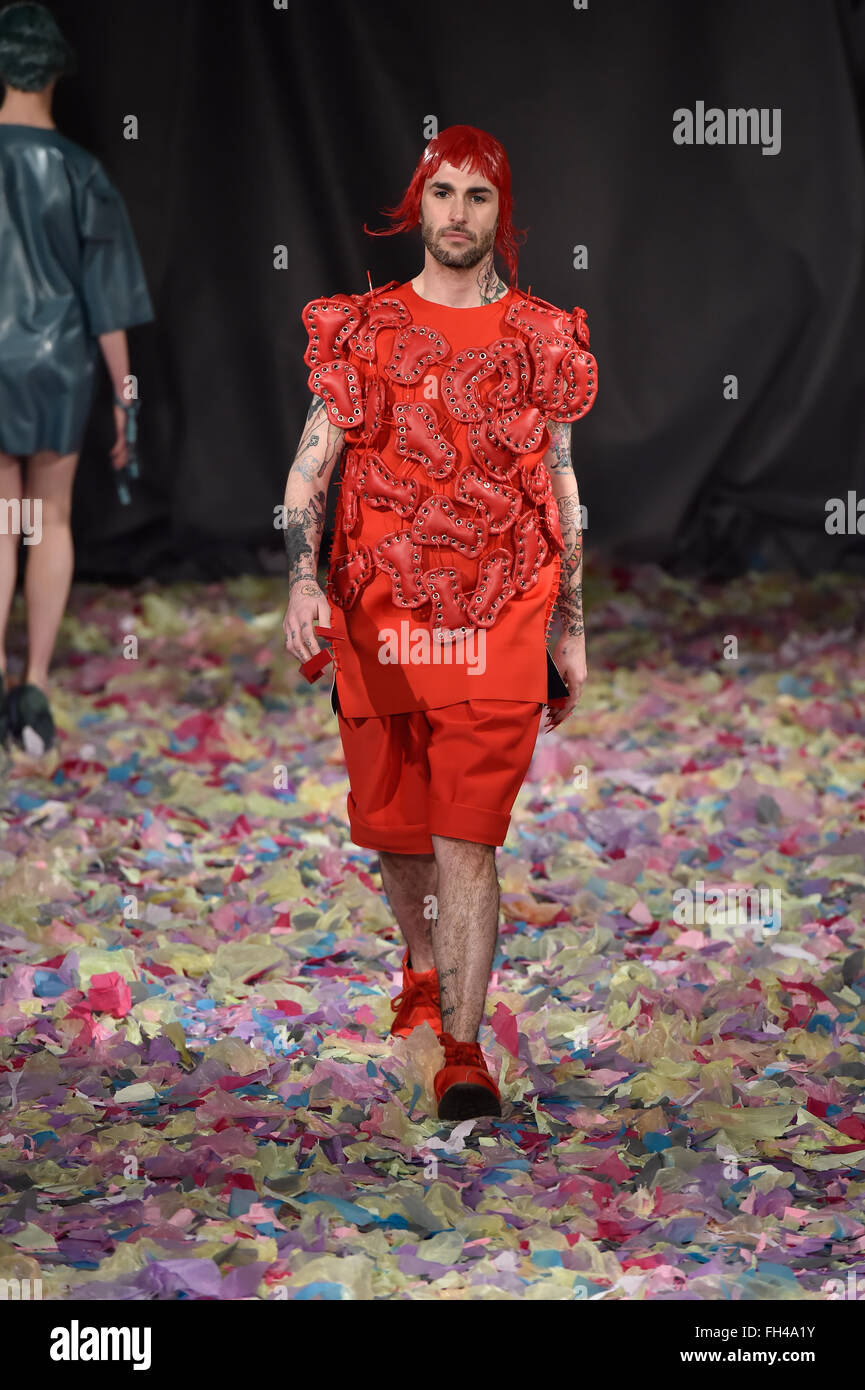 London, UK. 22. Februar 2016. Vin & Omi präsentieren ihre aktuelle Kollektion während der London Fashion Woche AW16 am Royal College of Geburtshelfer und Gynäkologen (RCOG) mit Schauspielerin Jane Horrocks Credit: Alan West/Alamy Live News Stockfoto