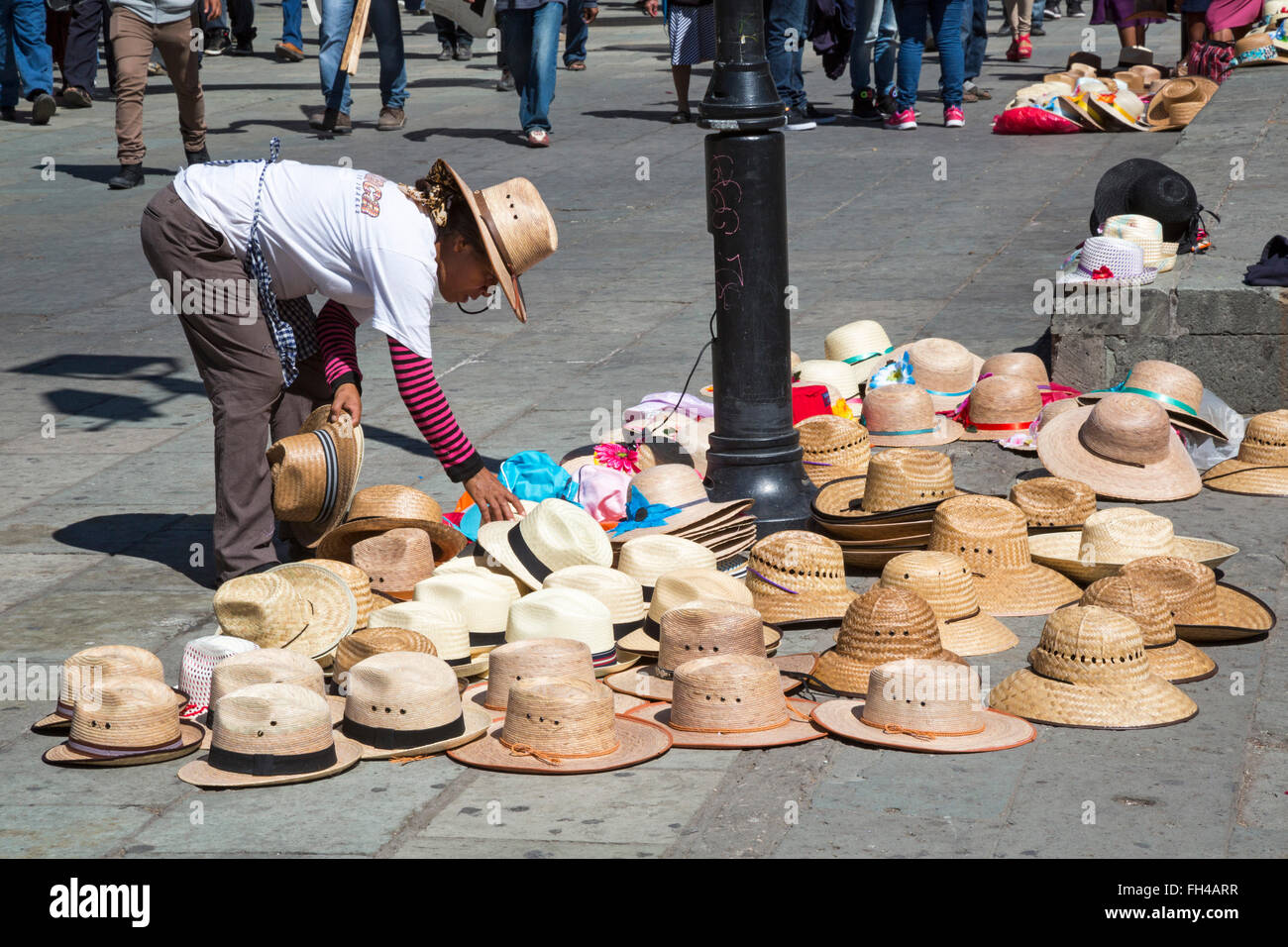Oaxaca, Mexiko - eine Frau verkauft Hüte in der Zócalo (Hauptplatz). Stockfoto