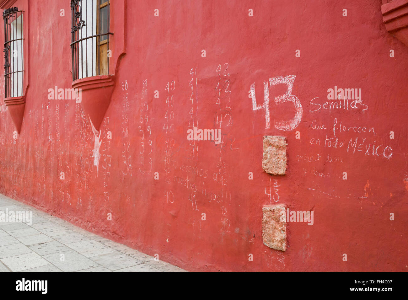 Oaxaca, Mexiko - Graffiti an der Wand, erinnert sich die 43 unterrichten von Schülern, die entführt und offenbar ermordet wurden. Stockfoto