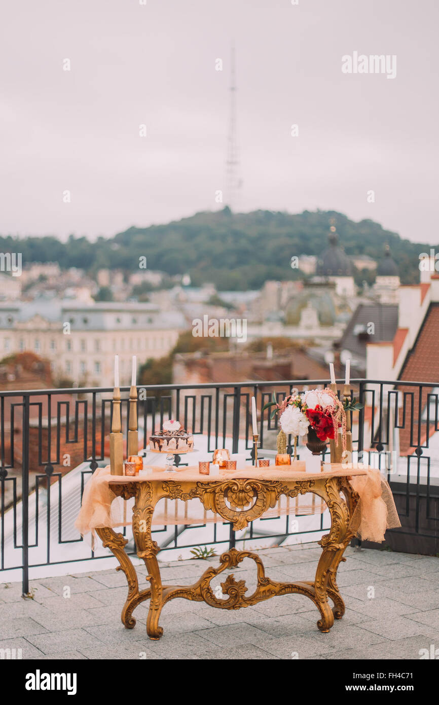 Luxuriöse goldene Hochzeitstisch auf der Terrasse mit herrlichen Blick auf die Altstadt von Lemberg Stockfoto