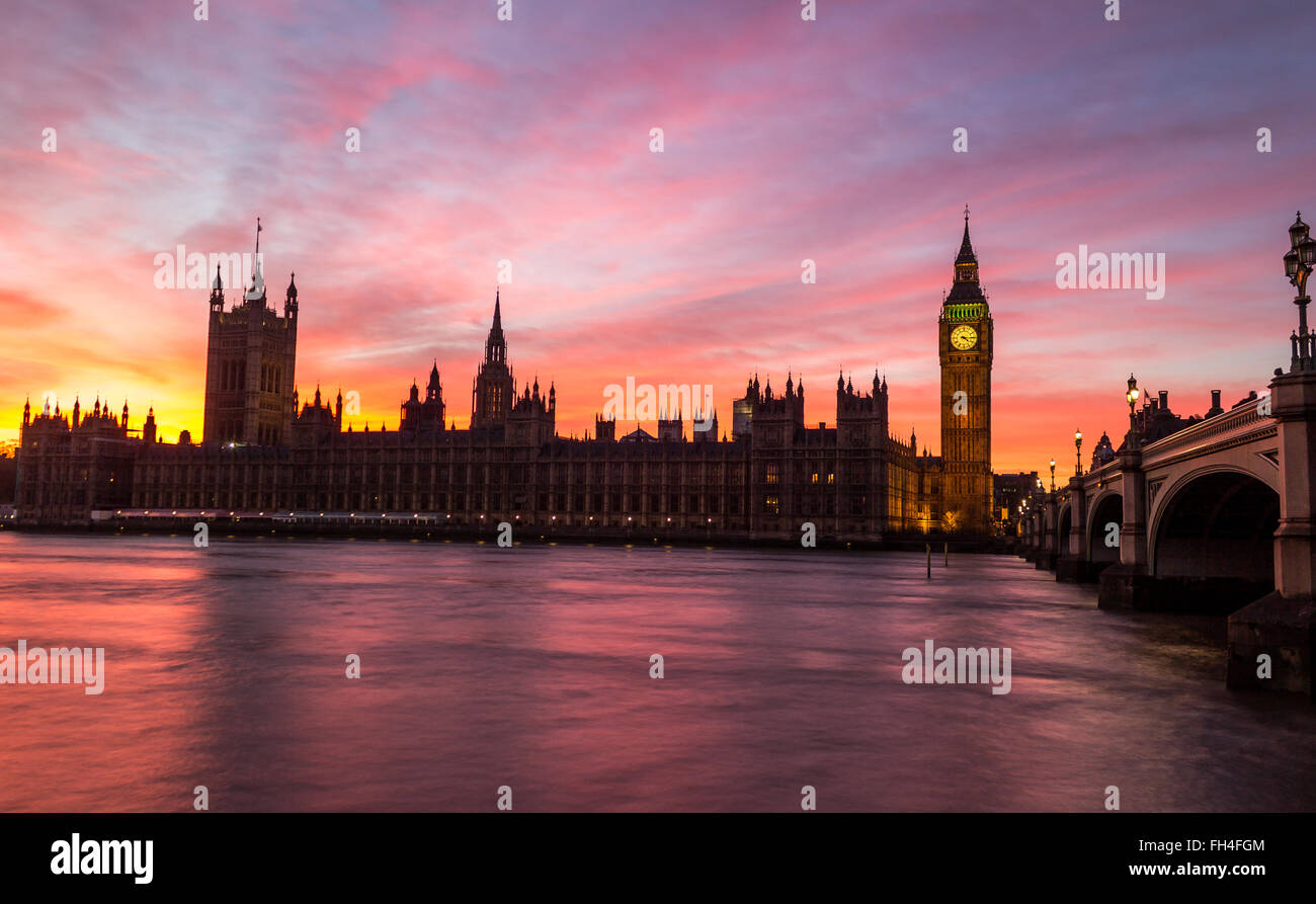 Der Palace of Westminster bei Sonnenuntergang mit einem schönen bunten Himmel Stockfoto