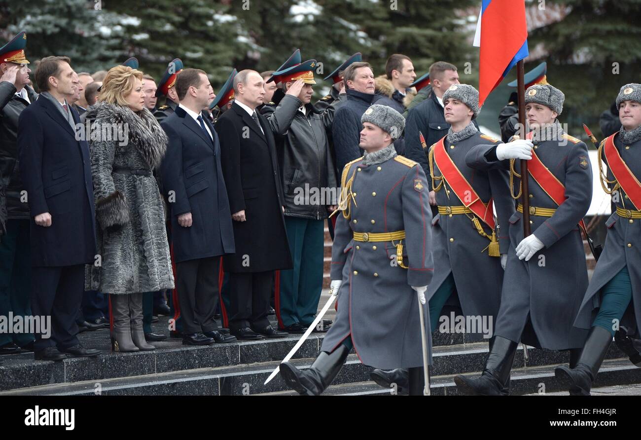 Moskau, Russland. 23. Februar 2016. Der russische Präsident Vladimir Putin Bewertungen die Ehrengarde während einer Zeremonie am Grab des unbekannten Soldaten Kennzeichnung Verteidiger des Vaterlandes Tag auf dem Roten Platz 23. Februar 2016 in Moskau, Russland. Stehen mit Putin: Stabschef des Präsidenten Sergei Ivanov, Ministerpräsident Dmitri Medwedew, Föderation Rat Lautsprecher Valentina Matwijenko, Verteidigung-Minister Sergei Shoigu, Zustand Duma Lautsprecher Sergei Naryshkin, Constitutional Court President Valery Zorkin. Bildnachweis: Planetpix/Alamy Live-Nachrichten Stockfoto