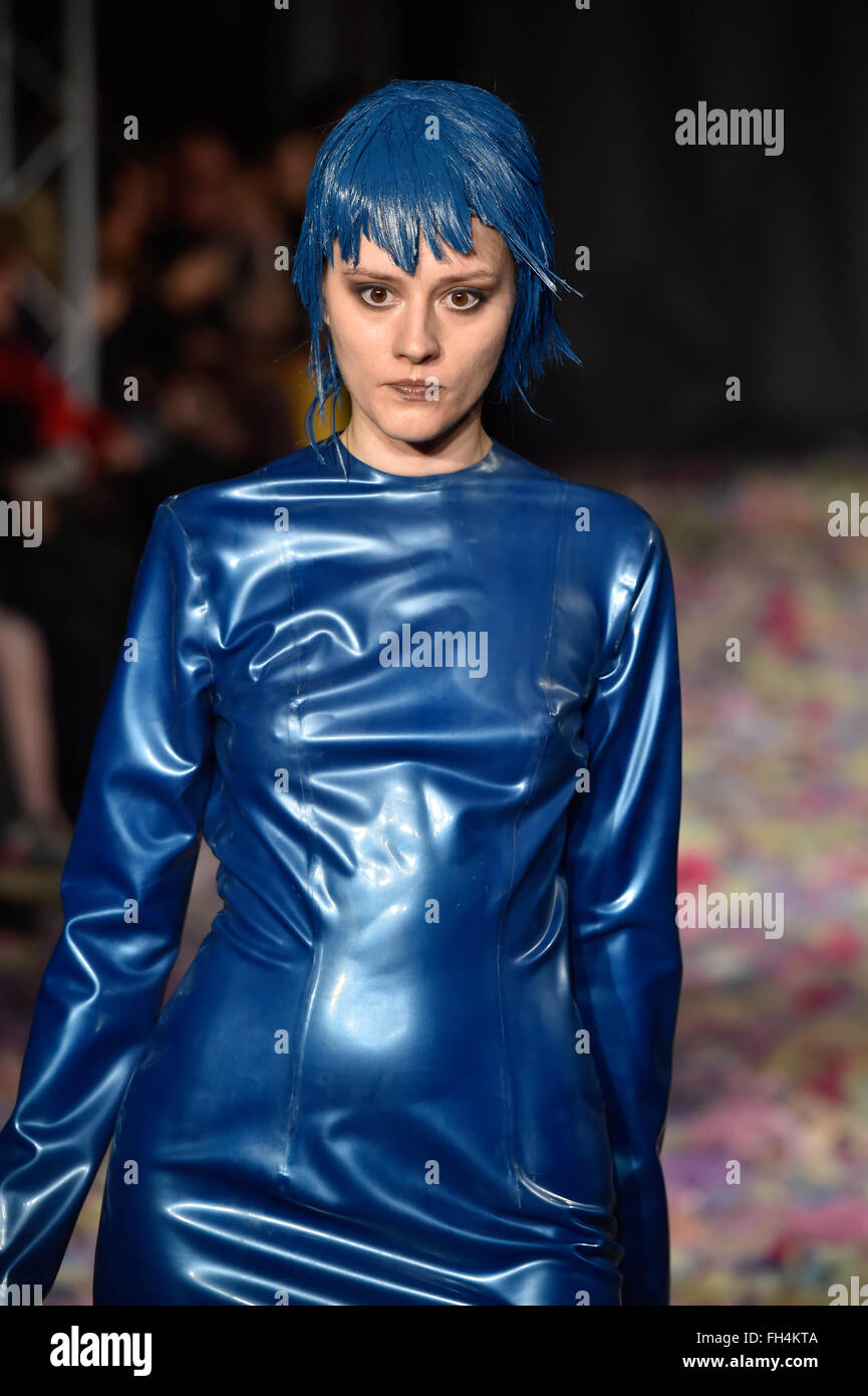 London, UK. 22. Februar 2016. Vin & Omi präsentieren ihre aktuelle Kollektion während der London Fashion Woche AW16 am Royal College of Geburtshelfer und Gynäkologen (RCOG) mit Schauspielerin Jane Horrocks Credit: Alan West/Alamy Live News Stockfoto