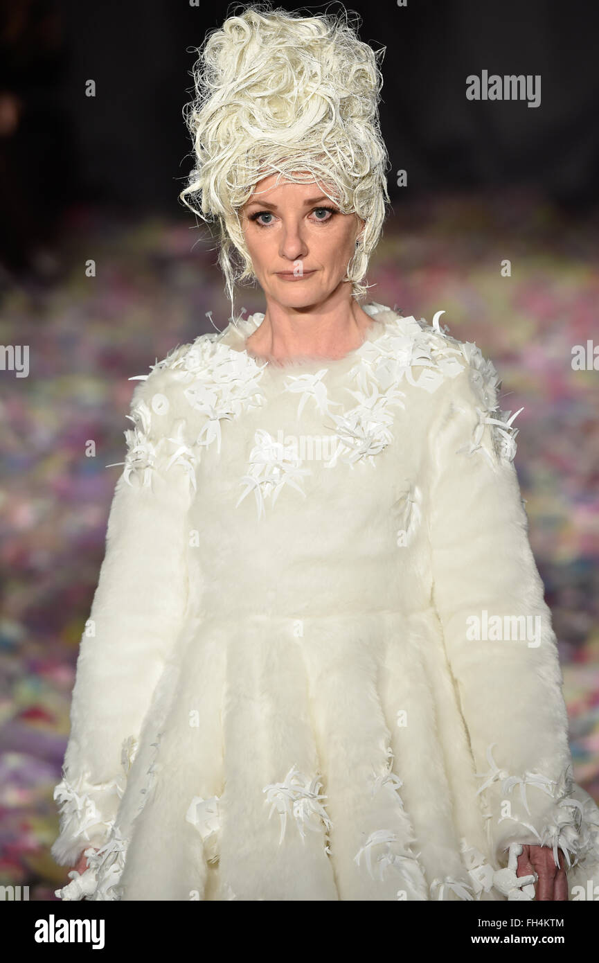 London, UK. 22. Februar 2016. Vin & Omi präsentieren ihre aktuelle Kollektion während der London Fashion Woche AW16 am Royal College of Geburtshelfer und Gynäkologen (RCOG) mit Schauspielerin Jane Horrocks Credit: Alan West/Alamy Live News Stockfoto