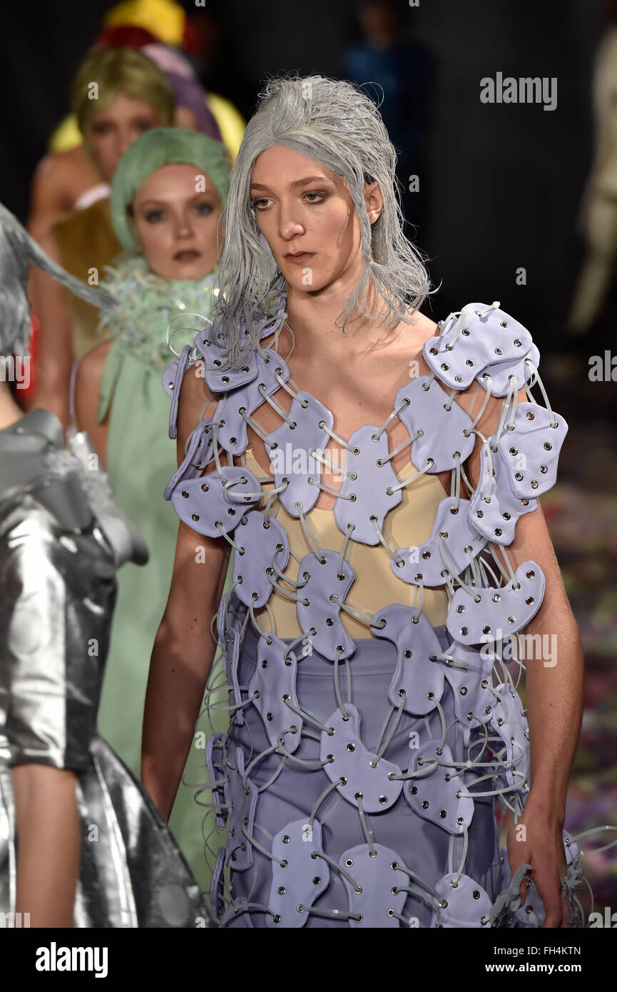 London, UK. 22. Februar 2016. Vin & Omi präsentieren ihre aktuelle Kollektion während der London Fashion Woche AW16 am Royal College of Geburtshelfer und Gynäkologen (RCOG) mit Schauspielerin Jane Horrocks Credit: Alan West/Alamy Live News Stockfoto