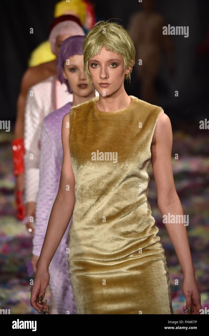 London, UK. 22. Februar 2016. Vin & Omi präsentieren ihre aktuelle Kollektion während der London Fashion Woche AW16 am Royal College of Geburtshelfer und Gynäkologen (RCOG) mit Schauspielerin Jane Horrocks Credit: Alan West/Alamy Live News Stockfoto