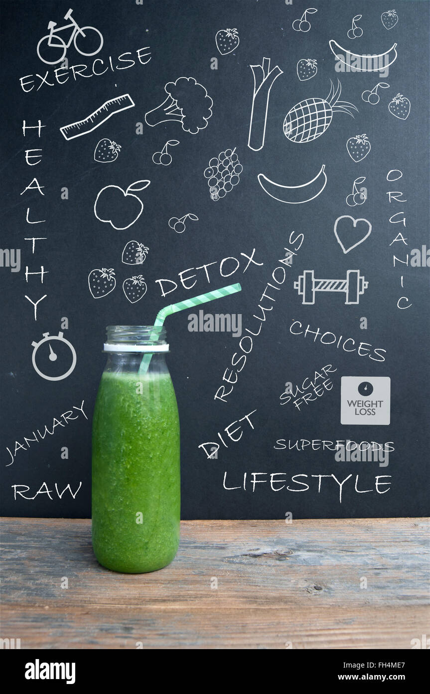 Obst und Gemüse Smoothie mit skizzierten Zutaten und Lifestyle-Ikonen Stockfoto