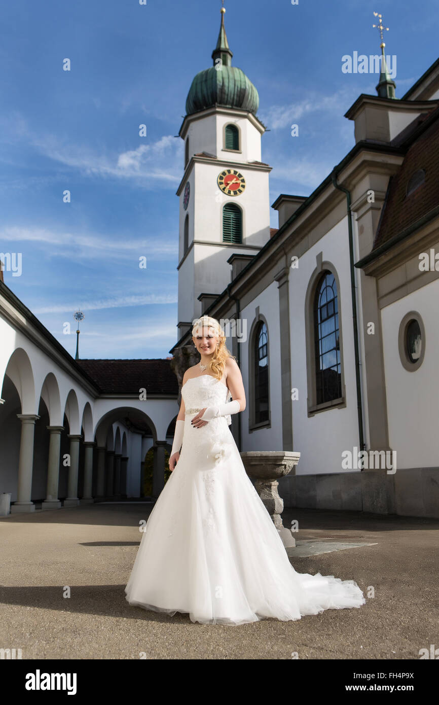 Junge Frau im weißen Brautkleid Stockfoto