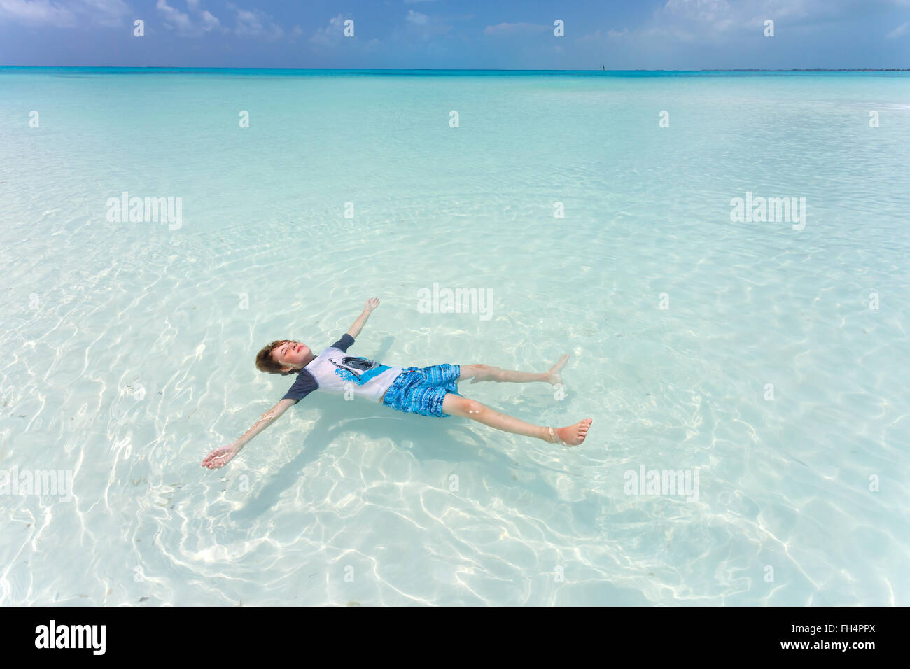 Kind auf dem Rücken in das wunderschöne Meer schweben Stockfoto