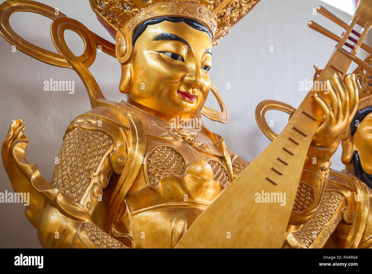 Goldene Buddha Statue spielt sitar Stockfoto