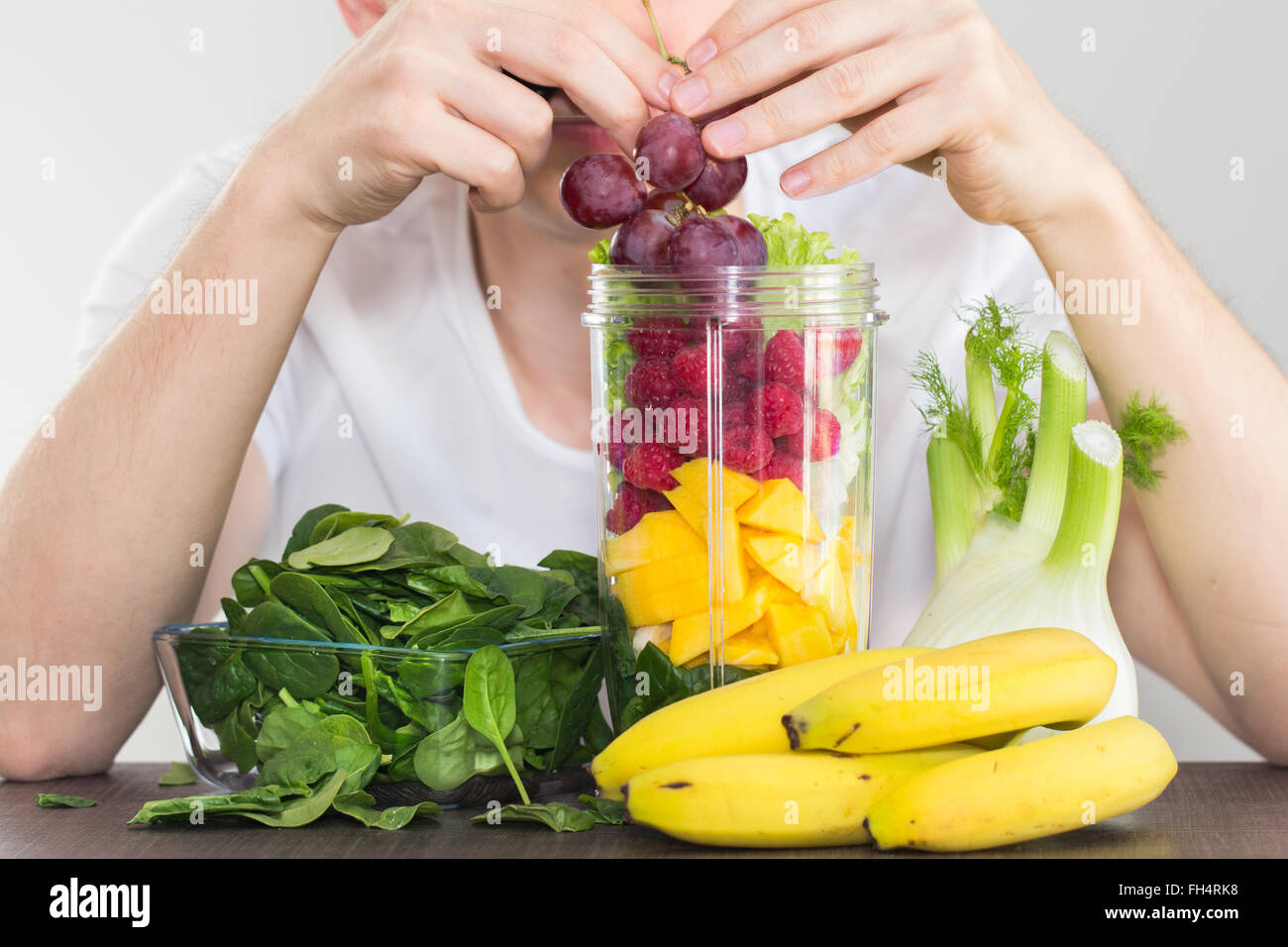 Mann isst Obst und Gemüse gesunde Ernährung Konzept Stockfoto
