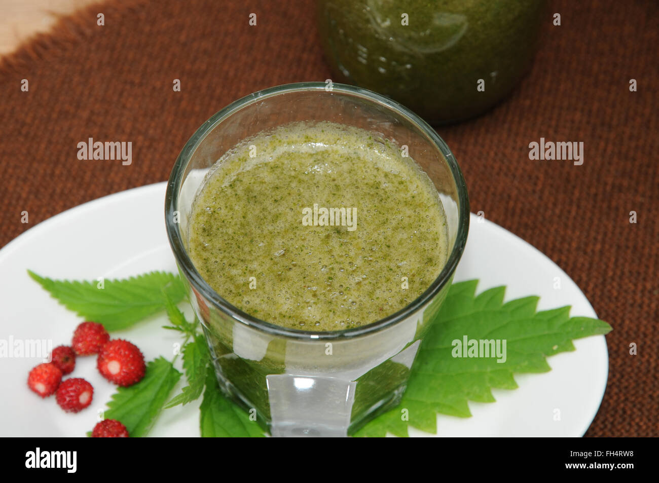 Brennnessel-Smoothie Zubereitung Stockfoto