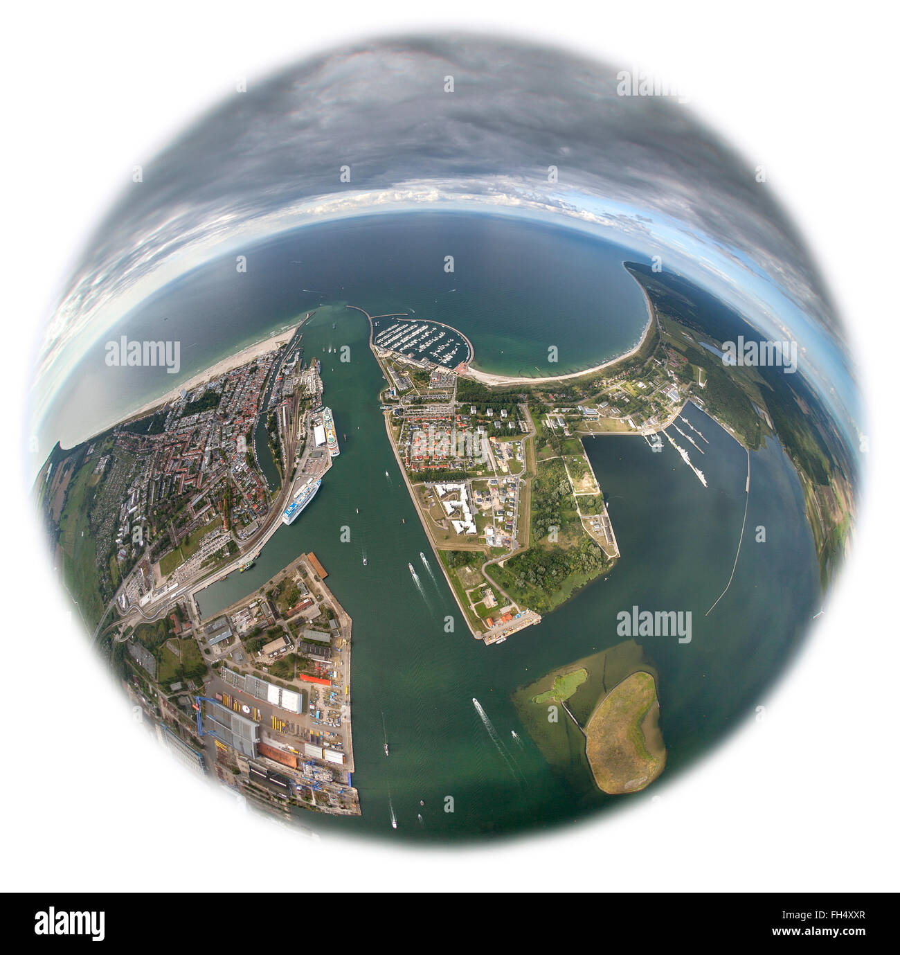 Luftaufnahme, Hafen Warnemünde, Yachthafenresidenz Hohe Düne, Segelboote, AIDAblu, Kreuzfahrtschiff, Rostocke Hanse Sail, Warnemünde, Stockfoto