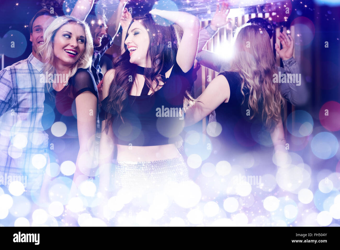 Zusammengesetztes Bild stilvoll Freunde tanzen und Lächeln Stockfoto