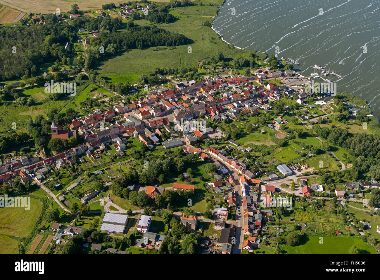 Luftbild, Kirche und Pfarrei Halle Johannis II, Straßendorf, Bodden Ost, Lassan, Mecklenburg-Vorpommern, Deutschland, fisheye Stockfoto