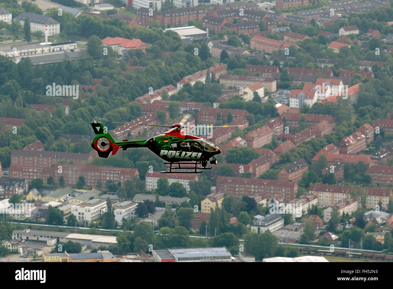 Luftaufnahme, Polizei-Hubschrauber in Aktion über Eurocopter, Rostock, Ostsee, Ostsee, Rostock, Mecklenburg-Vorpommern, Stockfoto