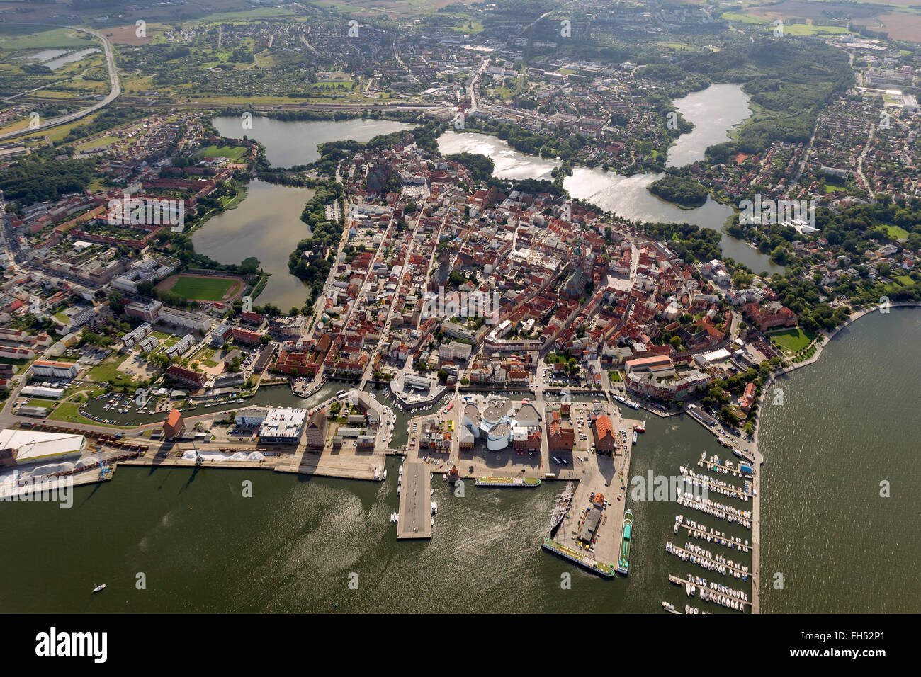 Luftbild, Hafen, Marina, mit dem deutschen Meeresmuseum und Ozeaneum Stralsund, mit der Wasserburg Stadtinsel Stockfoto