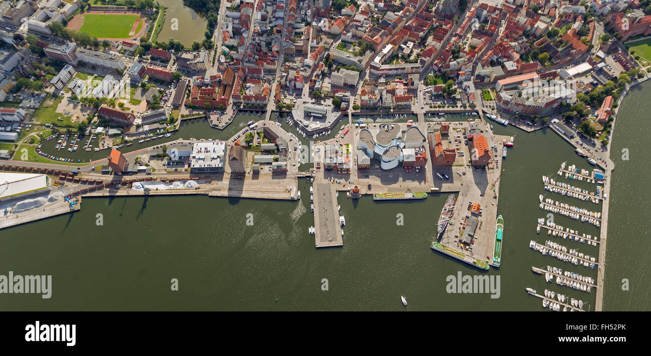 Luftbild, Hafen, Yachthafen mit dem deutschen Meeresmuseum und Ozeaneum Stralsund, mit Wasserschloss Stadtinsel Stockfoto