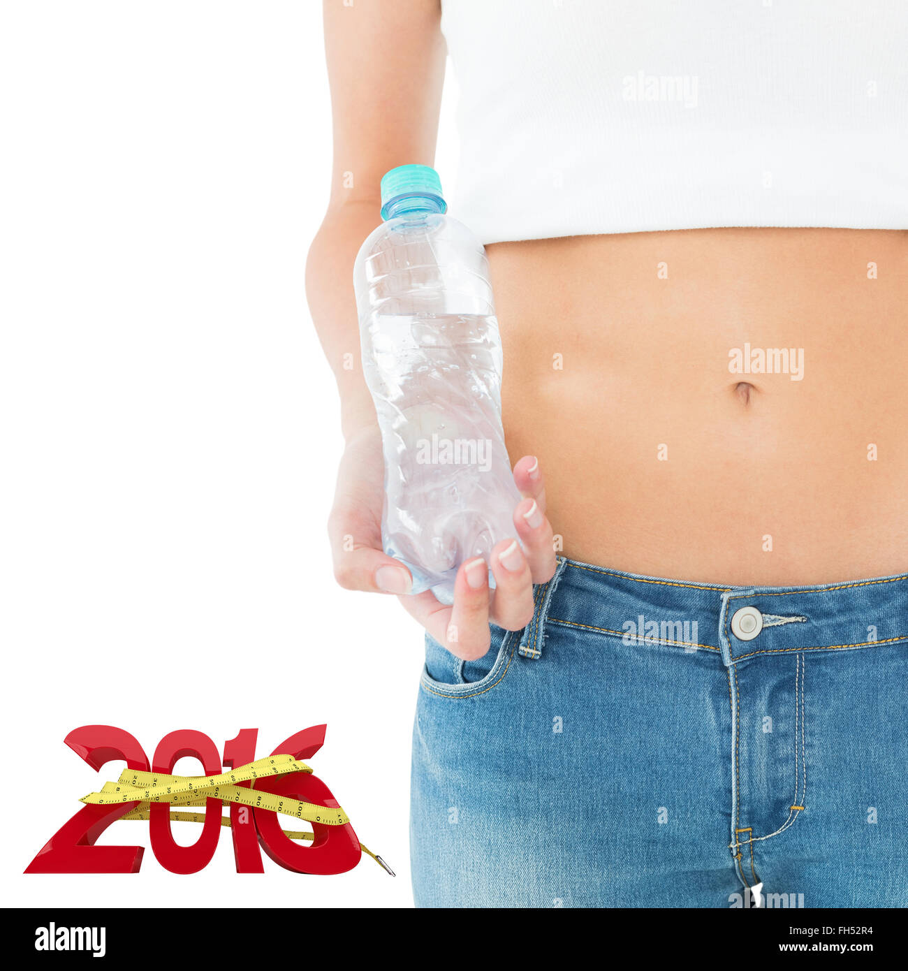Zusammengesetztes Bild des Innenfeldes einer Fit Frau mit einer Flasche Wasser Stockfoto