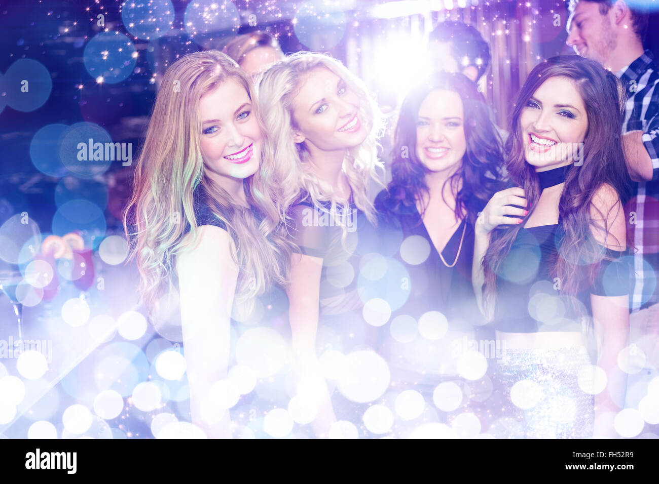 Zusammengesetztes Bild stilvoll Freunde zusammen in die Kamera Lächeln Stockfoto