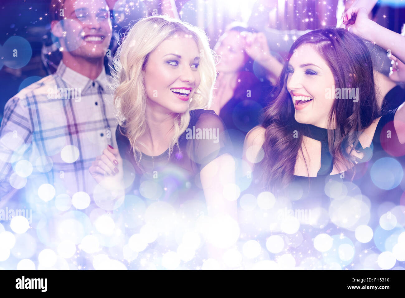 Zusammengesetztes Bild stilvoll Freunde tanzen und Lächeln Stockfoto