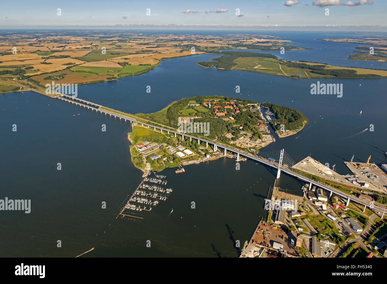 Luftaufnahme, Insel Dänholm, Rügen Brücke Brücke zwischen Stralsund und Rügen, Kriegshafen, Stralsund, Ostsee, Stockfoto