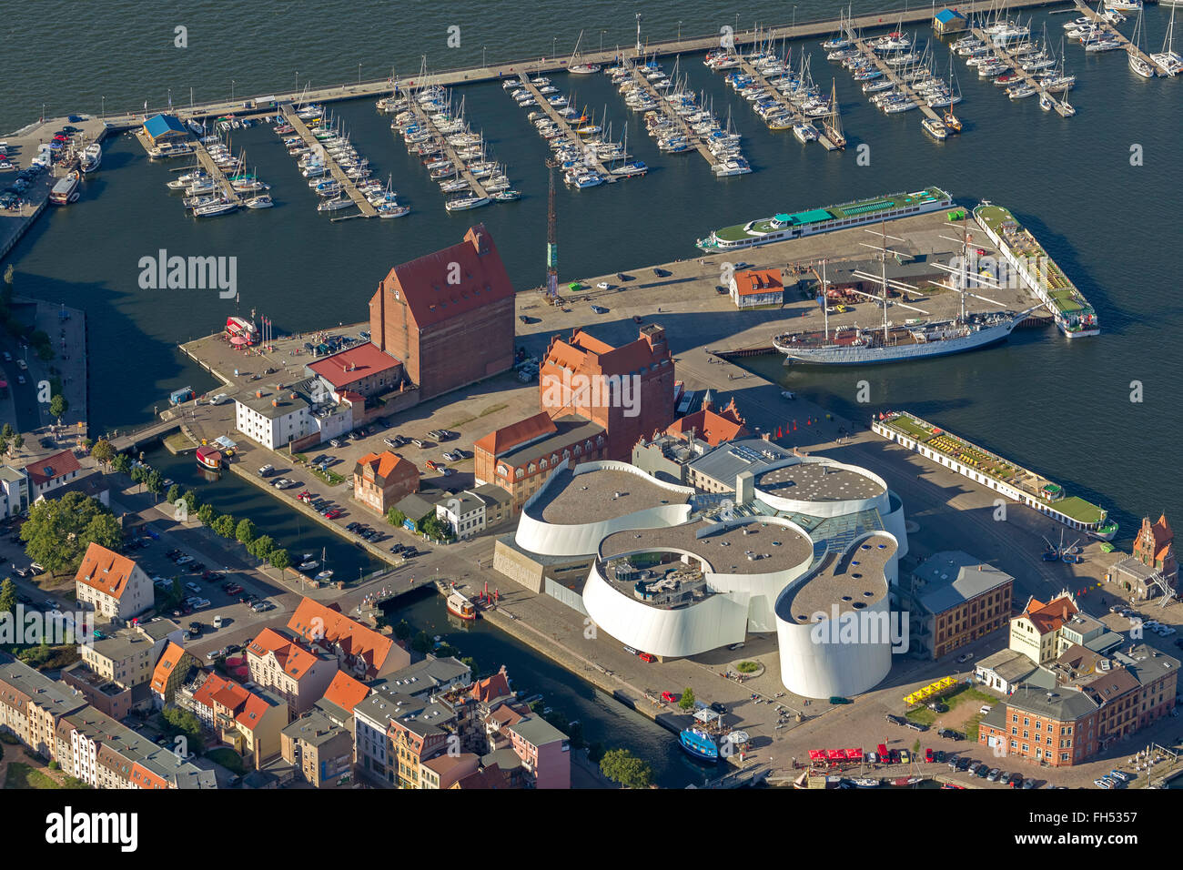 Luftbild, Hafen, Yachthafen mit dem deutschen Meeresmuseum und Ozeaneum Stralsund, mit Wasserschloss Stadtinsel Stockfoto