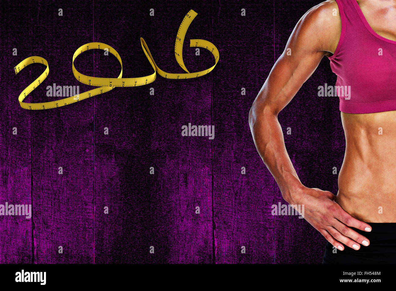 Zusammengesetztes Bild der Bodybuilderin posiert mit Händen auf den Hüften Mittelteil Stockfoto