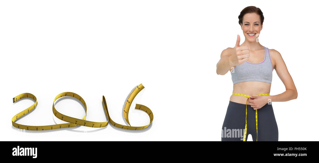 Zusammengesetztes Bild Fit Frau messen Taille während gestikulieren Daumen nach oben Stockfoto