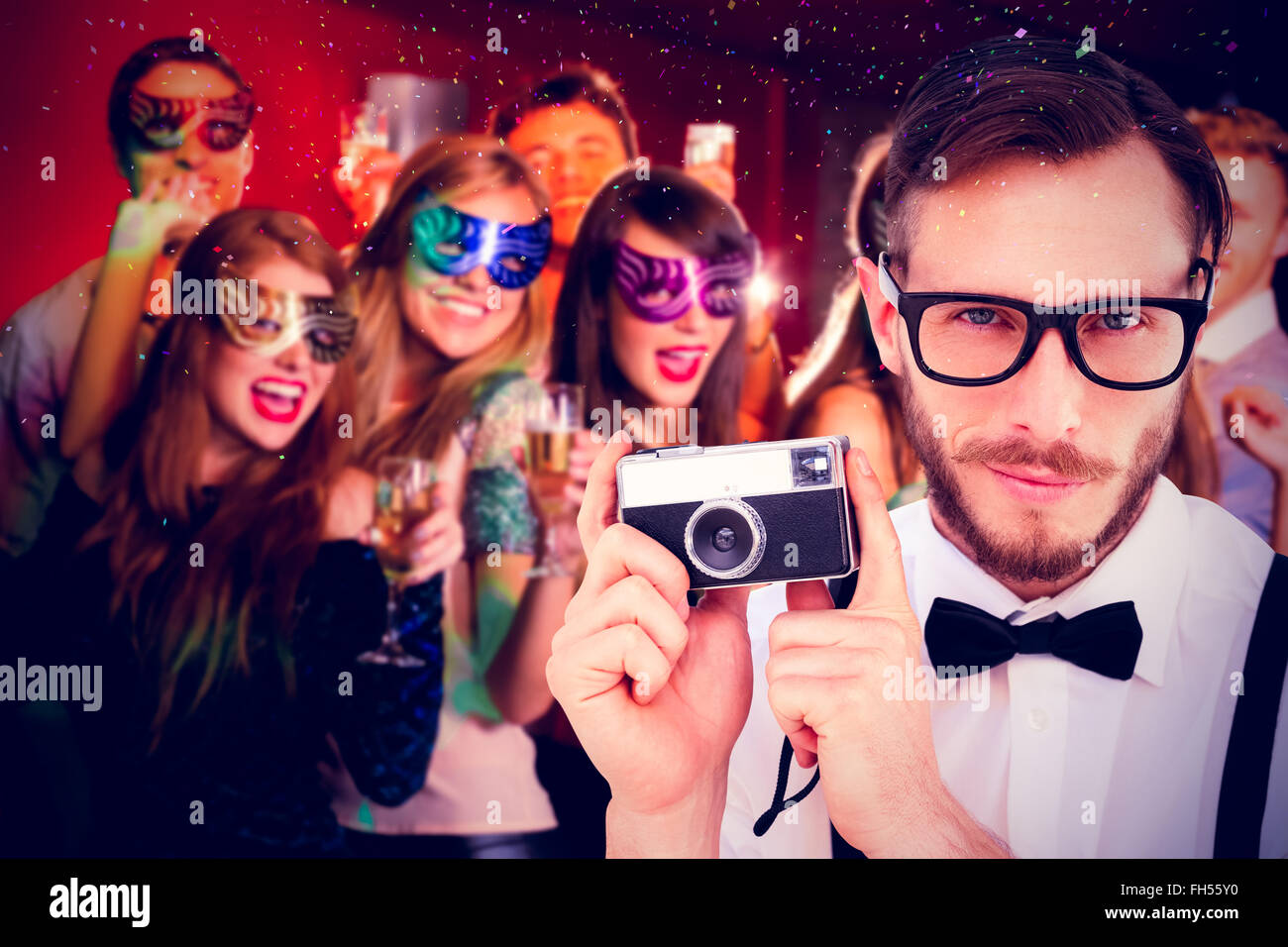 Zusammengesetztes Bild geeky Hipster halten Sie eine Retro-Kamera Stockfoto