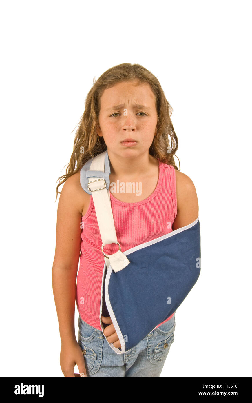 Kleines Mädchen mit Armschlinge verletzt Stockfoto