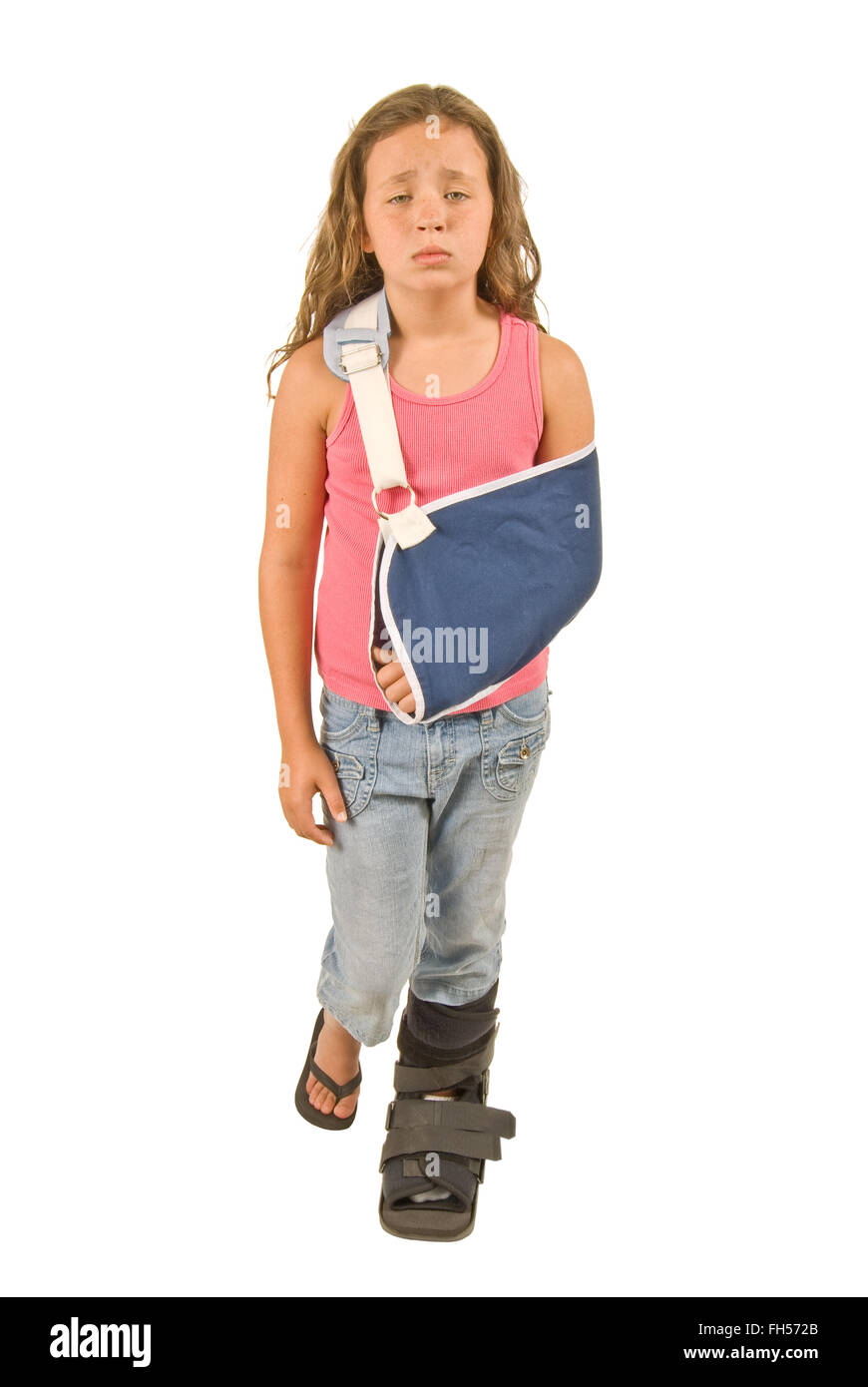 Kleines Mädchen mit Armschlinge und Fuß-Cast Stockfoto