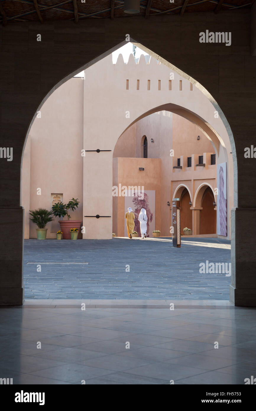 Blick durch einen Torbogen am Katara Cultural Village, Katar Stockfoto