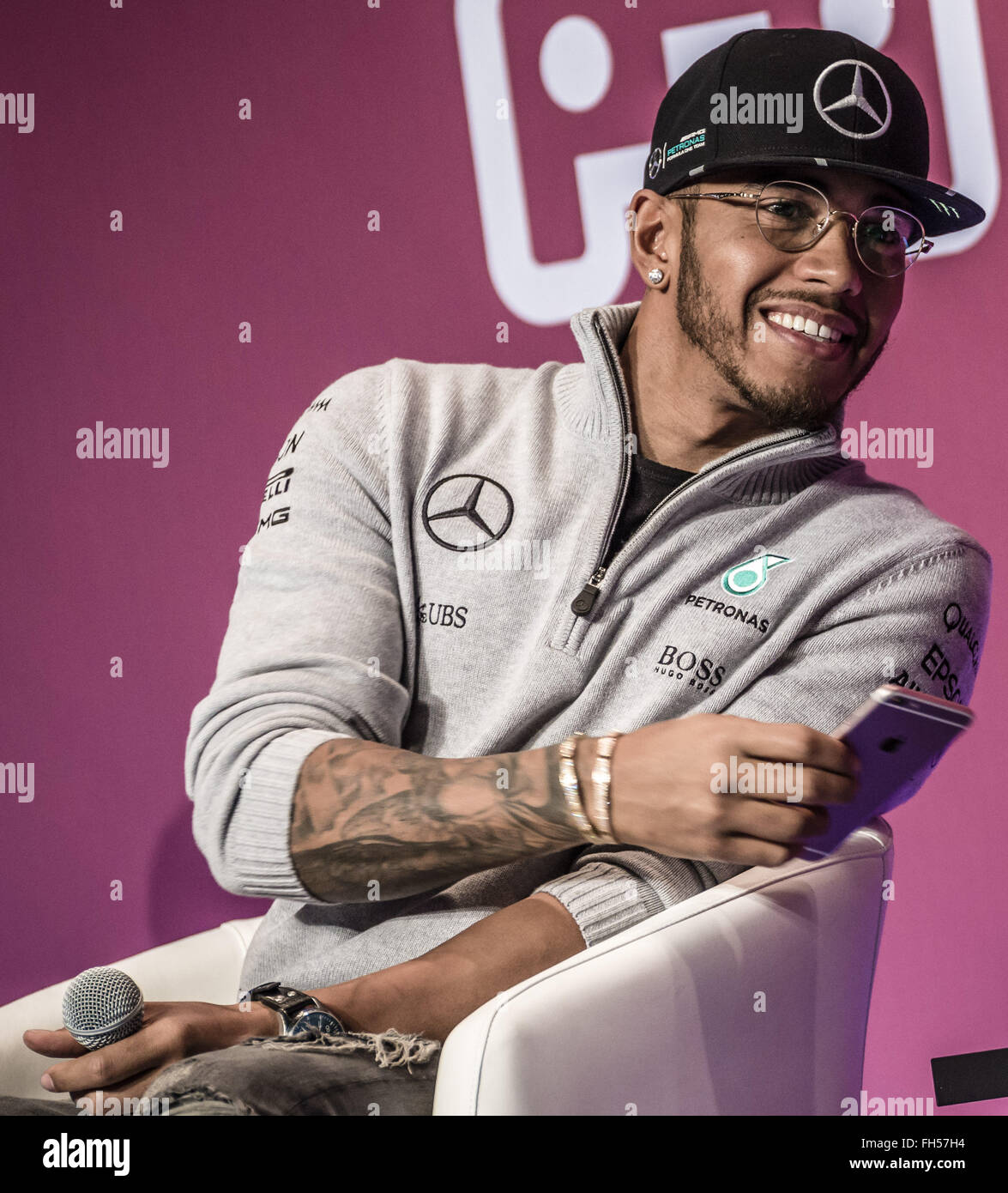 Katalonien, Spanien, 23. Februar 2016. Merceds AMG Petronas Formel 1 pilot LEWIS HAMILTON spricht während der Keynote in der Sekunde des jährlichen Mobile World Congress, eines der wichtigsten Ereignisse für mobile Technologien und ein Sprungbrett für Smartphones, zukünftige Technologien, Geräte und Peripheriegeräte. Die Ausgabe 2016 läuft unter dem übergreifenden Thema "Mobile ist alles" erweitert die MWC auf jeden Aspevt von Mobile. Bildnachweis: Matthias Oesterle/ZUMA Draht/Alamy Live-Nachrichten Stockfoto