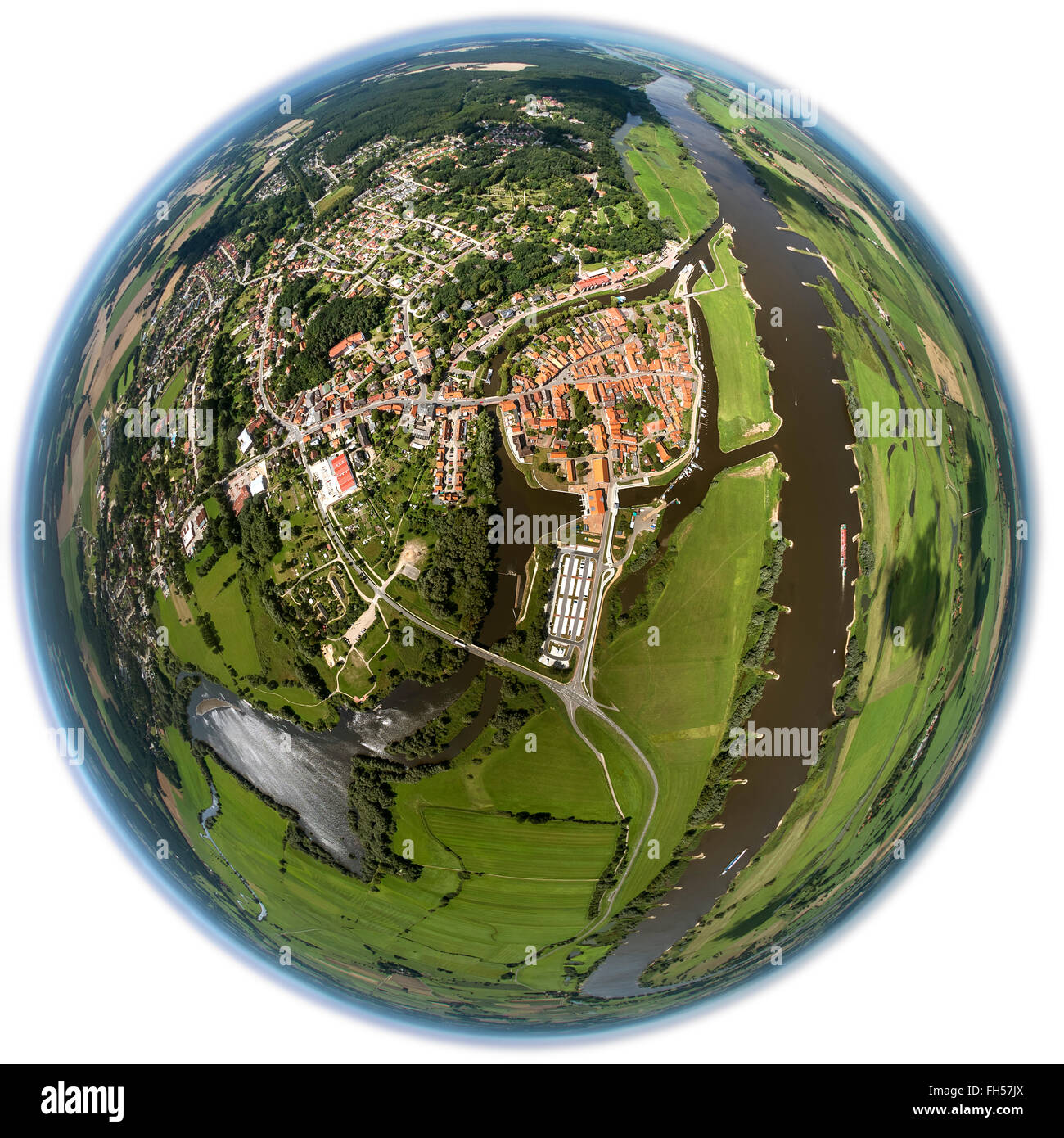 Luftbild, Altstadt, Elbe, Sperrwerks, fisheye-Objektiv, Runde Bild, Dresden Elbe, Elbtal, Lüchow-Dannenberg, Hitzacker (Elbe) Stockfoto