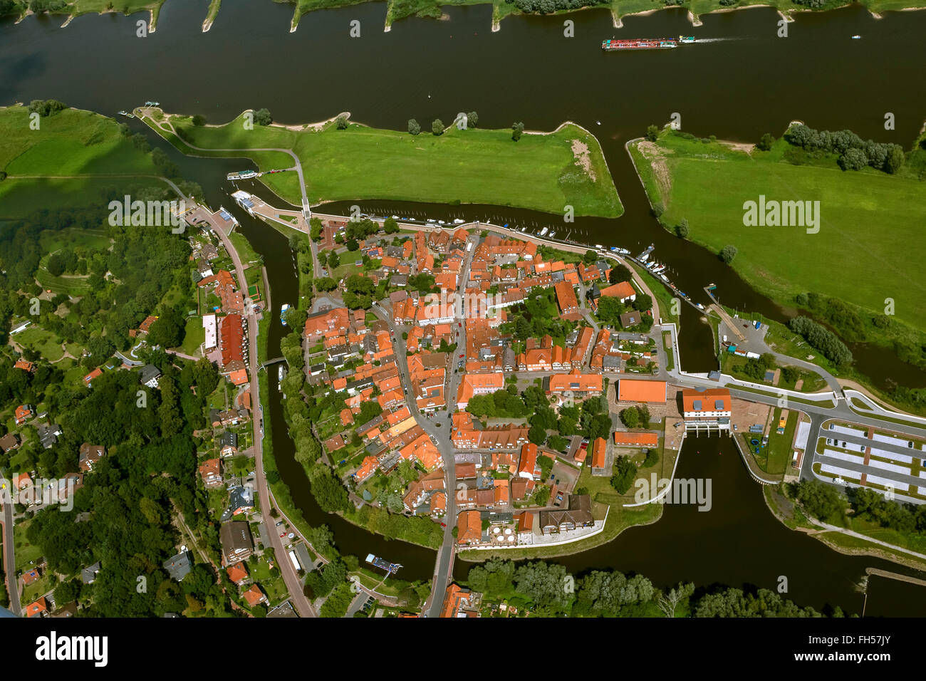 Luftaufnahme, alte Stadt von Hitzacker mit Sperrwerks und alte Sperrwerks, Elbe, Elbe, Hochwaaserschutzbauten, Vakuumschleuse, Hitzacker, Elbe Stockfoto