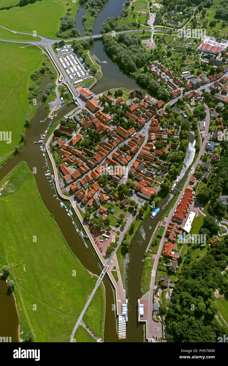 Luftaufnahme, alte Stadt von Hitzacker mit Sperrwerks und alte Sperrwerks, Elbe, Elbe, Hochwaaserschutzbauten, sperren, Hitzacker (Elbe) Stockfoto