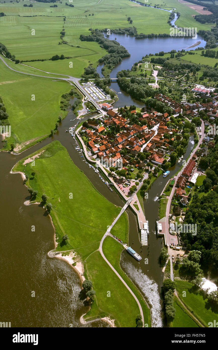 Luftaufnahme, alte Stadt von Hitzacker mit Sperrwerks und alte Sperrwerks, Elbe, Elbe, Hochwaaserschutzbauten, sperren, Hitzacker (Elbe) Stockfoto