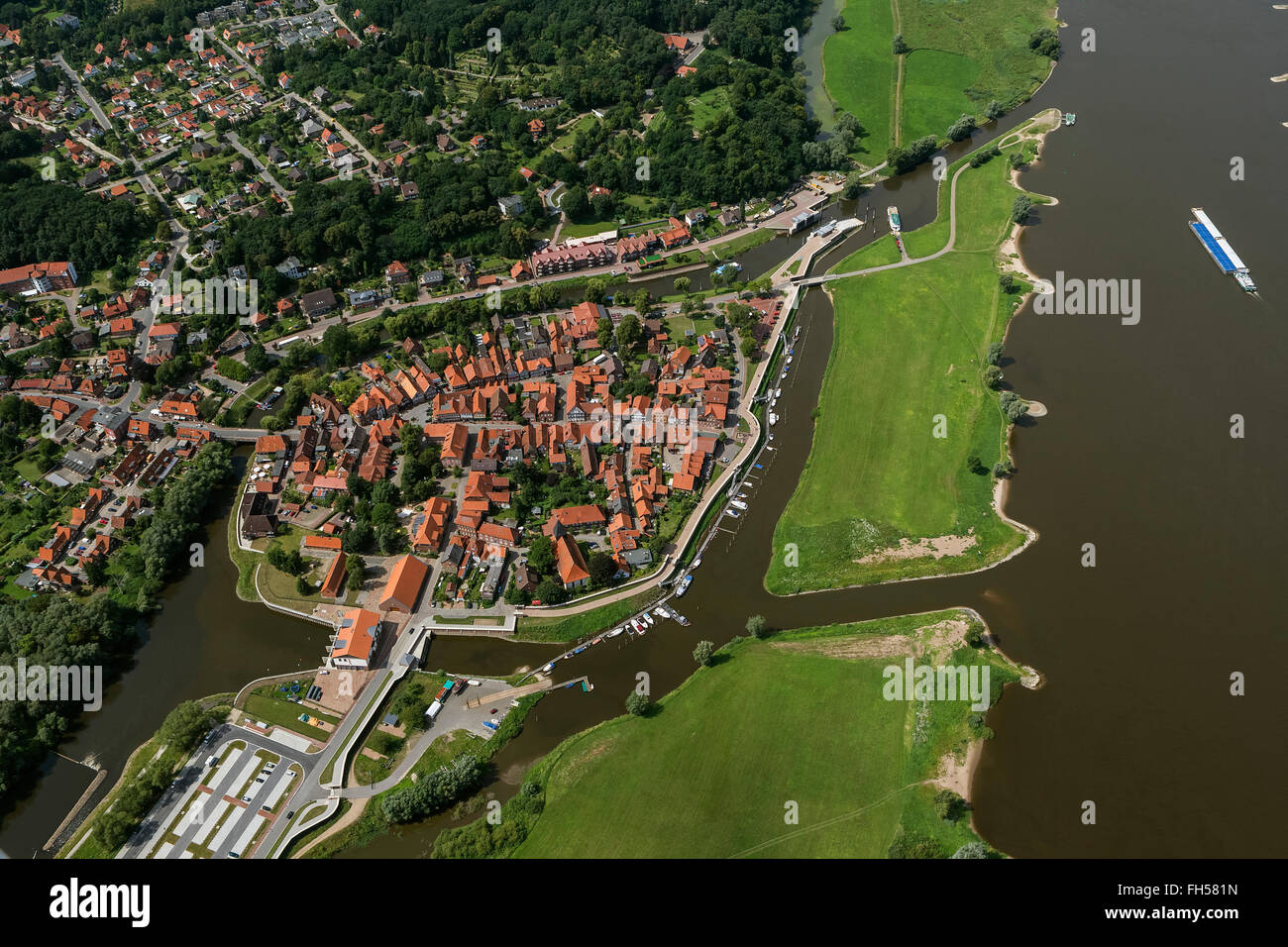 Luftaufnahme, alte Stadt von Hitzacker mit Sperrwerks und alte Sperrwerks, Elbe, Elbe, Hochwaaserschutzbauten, sperren, Hitzacker (Elbe) Stockfoto