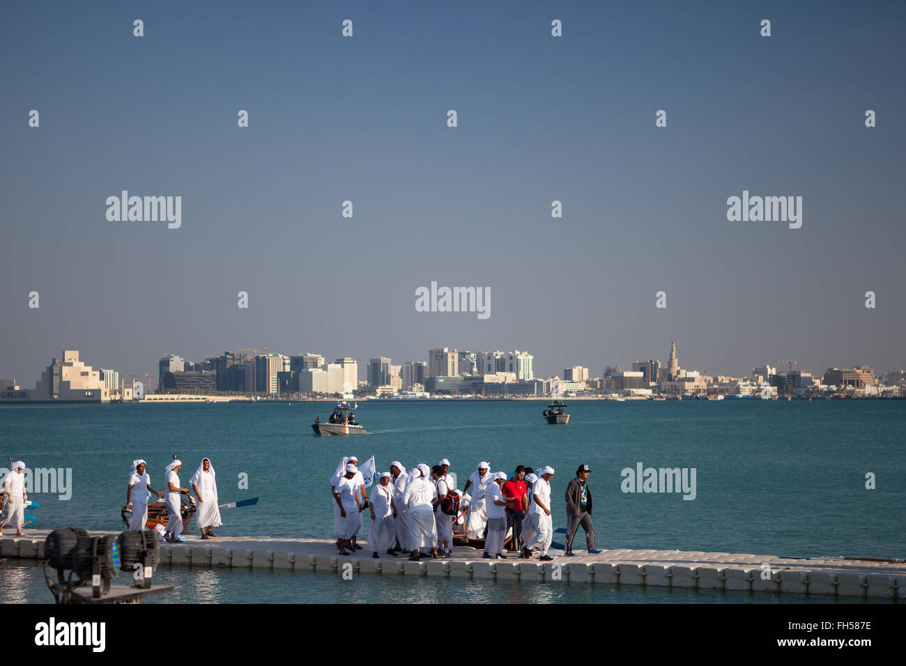 Qatar National Sporttag.  Qatari Rudern Teams auf dem Ponton nach den Rennen. Stockfoto